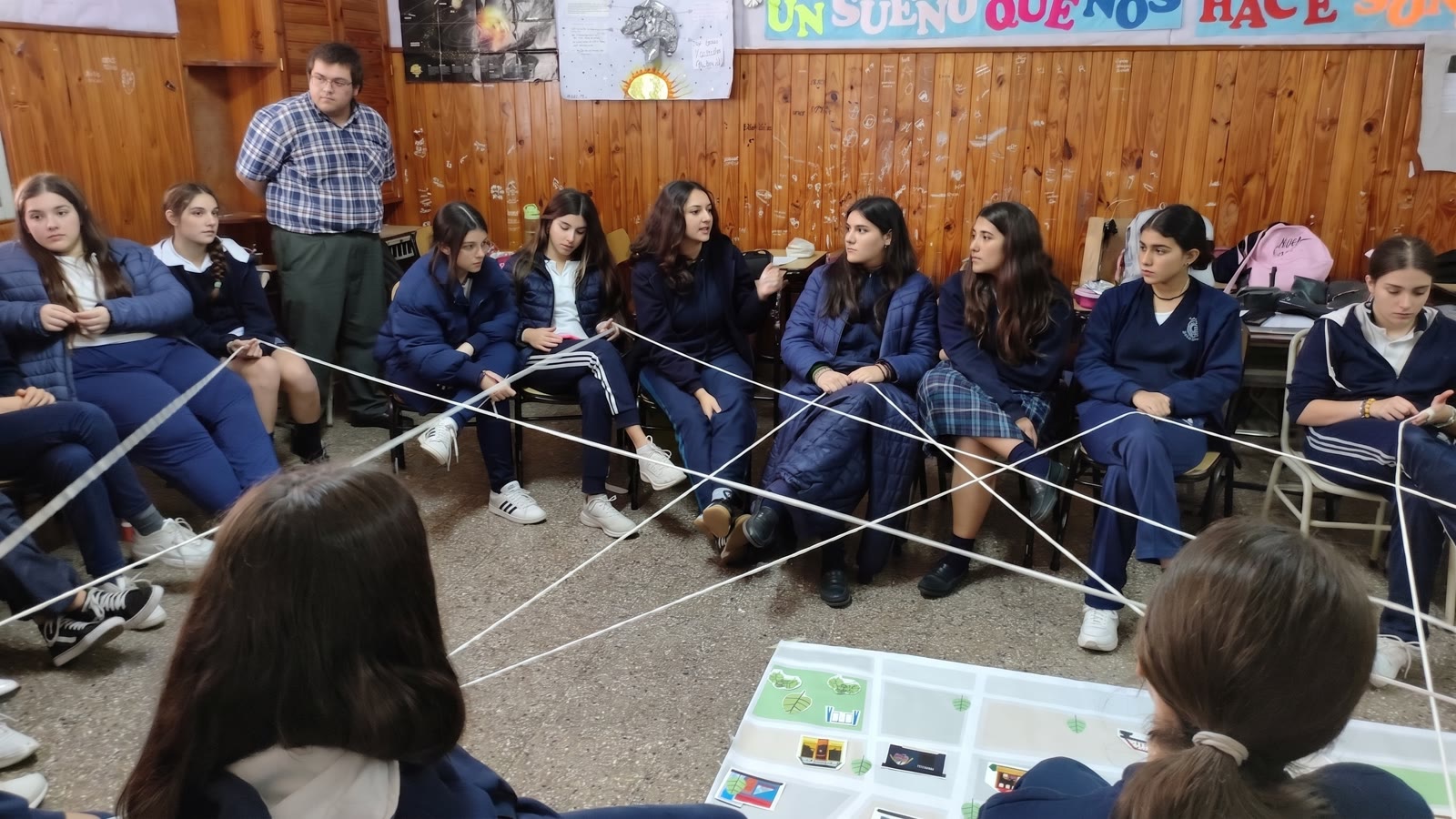 Dinámica de la red con hilo en un taller con estudiantes secundarios