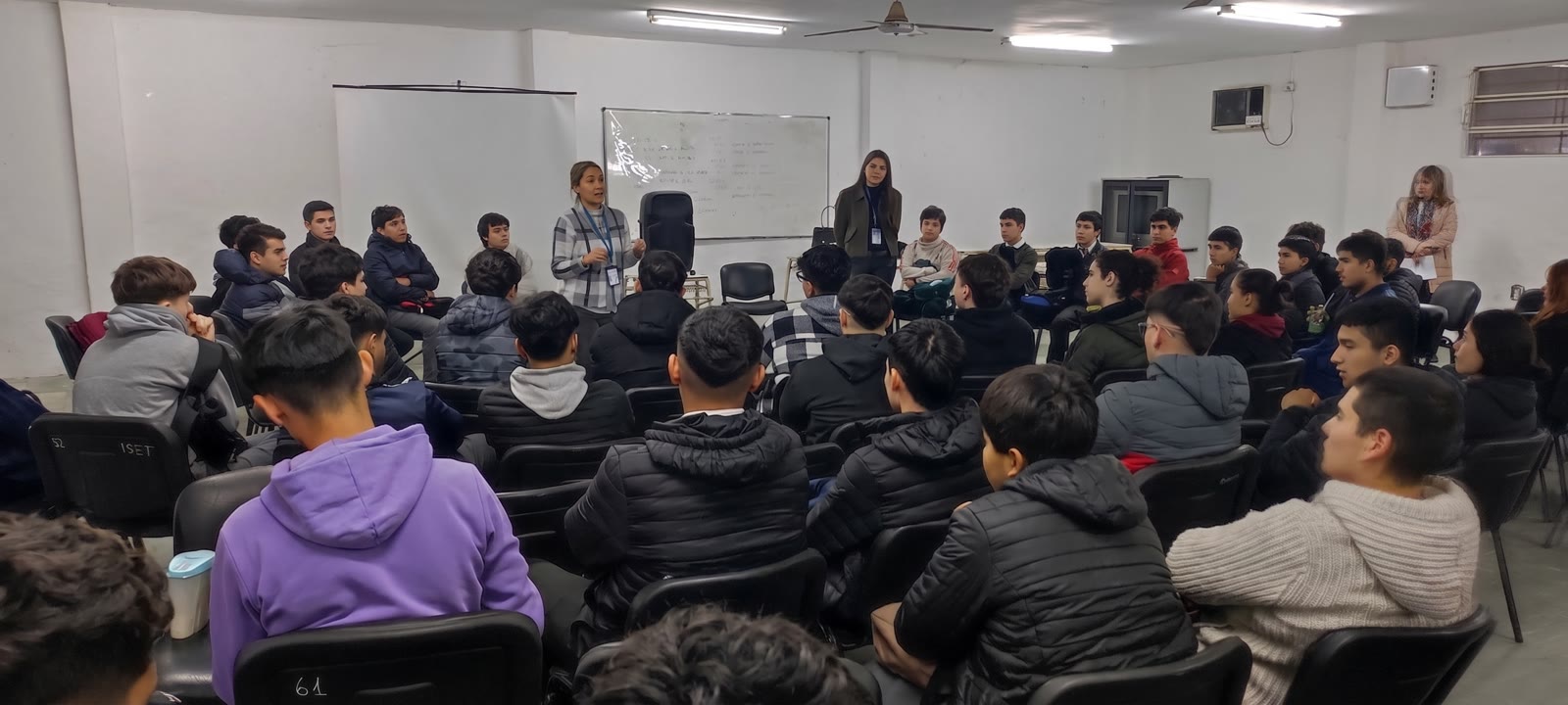 Coordinadoras dando un taller de prevención a un grupo de estudiantes