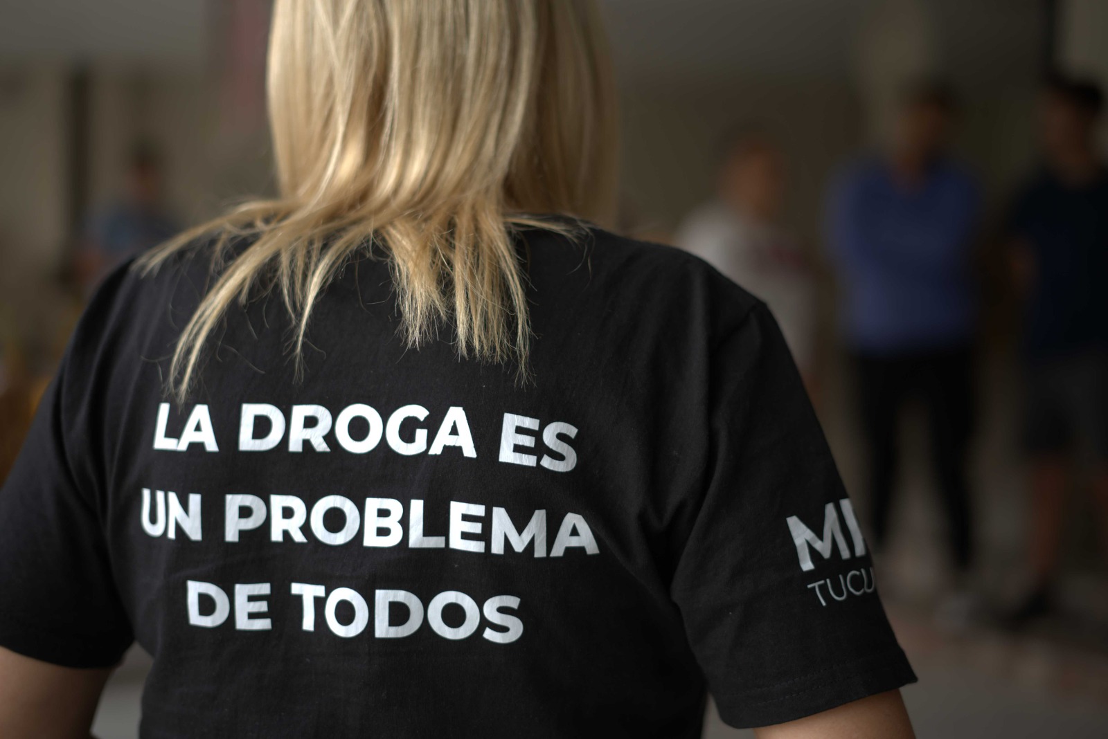 Persona con remera de la campaña La droga es un problema de todos
